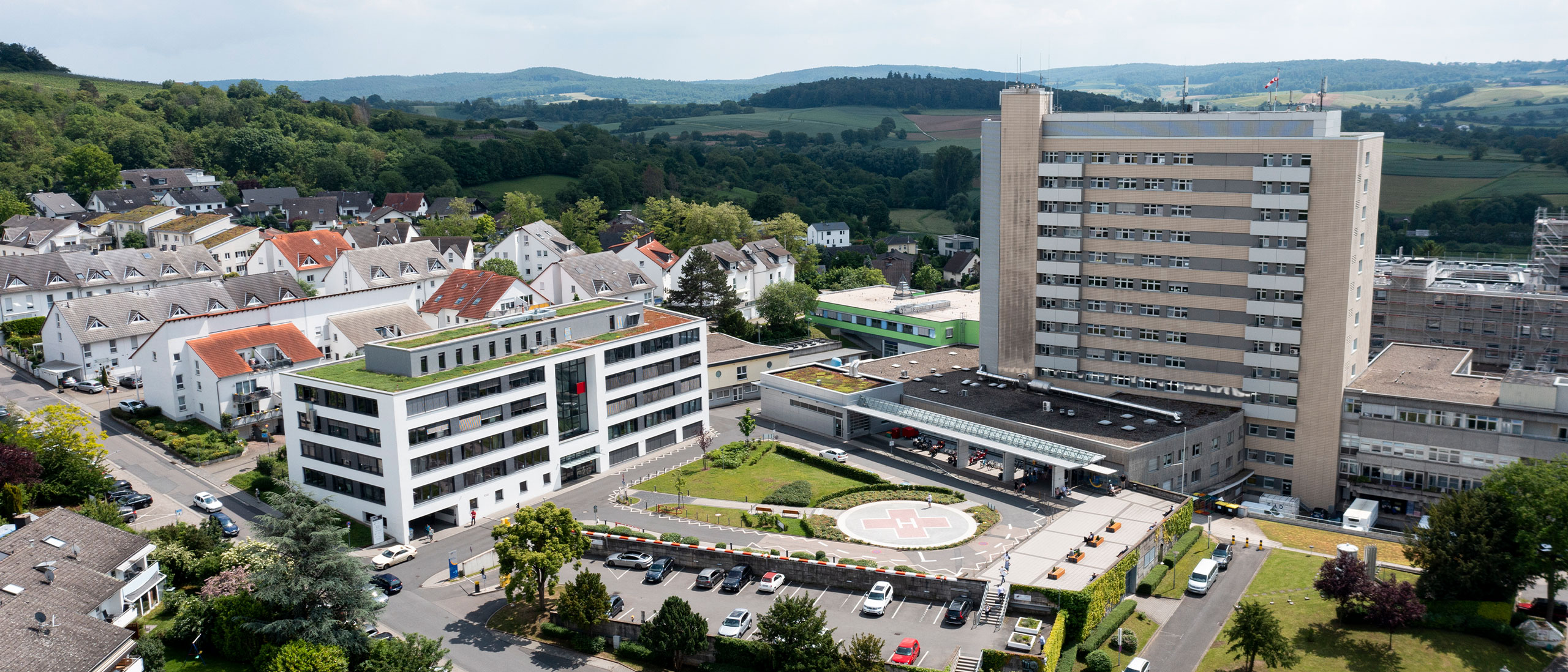 Außenansicht des Gebäudes + Klinik