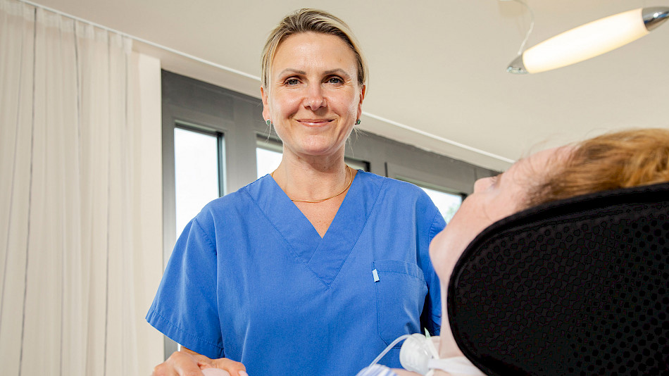 Pflegekraft am Patientenbett